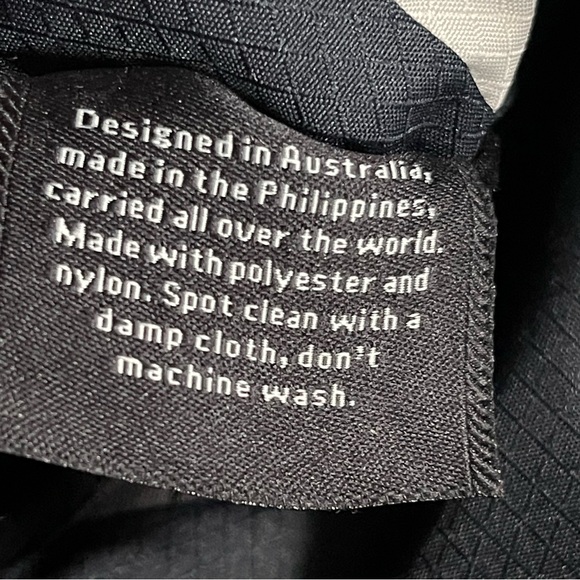 Bellroy Black Lite Unisex Sling Back - Picture 14 of 15